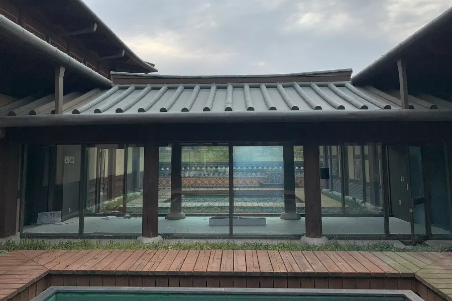 시공 전, 안뜰이 그대로 비치는 투명한 통유리 회랑